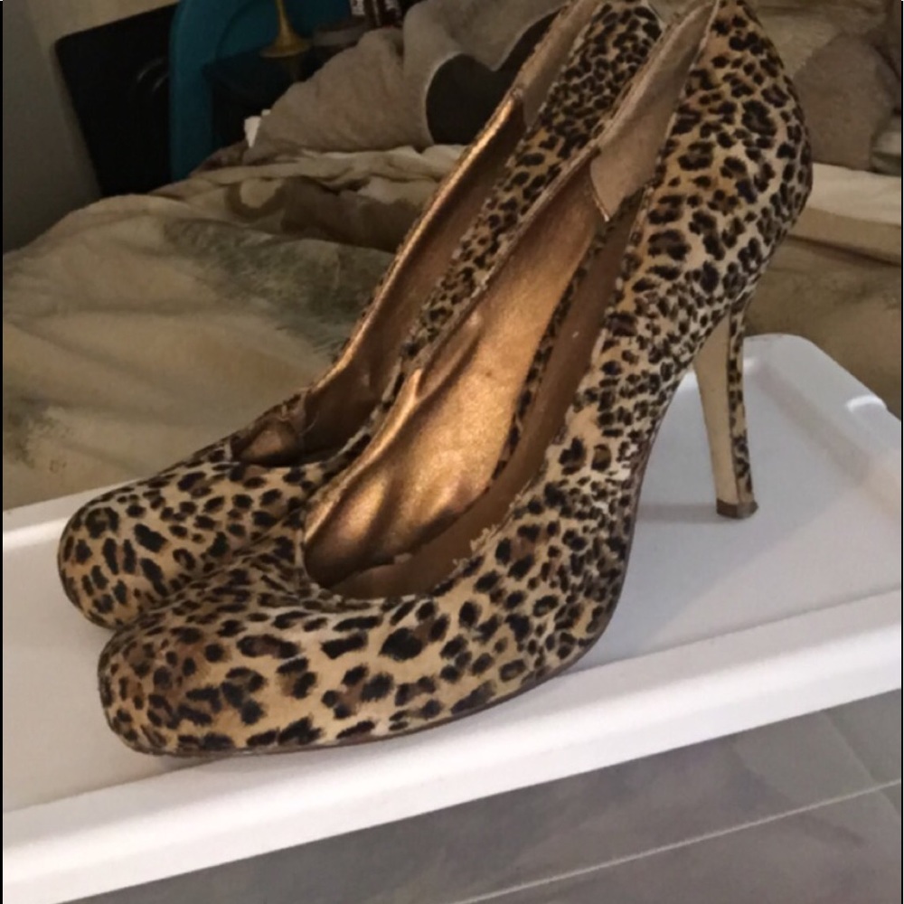 Round toe cheetah print shoe
